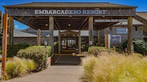 The entrance to Embarcadero Resort, featuring a covered walkway, a sign for Jack Spats restaurant, and a speed limit sign.