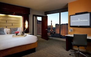 1 bedroom, iron/ironing board, WiFi, bed sheets - Luxury Hilton ~ On the Strip ~ ALL INCLUDED (Las Vegas)