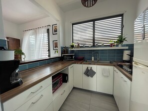 Ovn, kokeplater, kaffetrakter/tekoker og brødrister