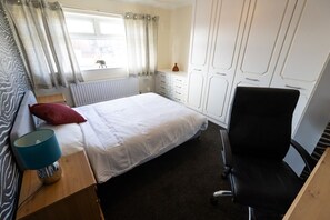 3 bedrooms, iron/ironing board, WiFi, bed sheets - Charming 3-bedroom house with WiFi and free parking within compound in Thornaby (Thornaby)