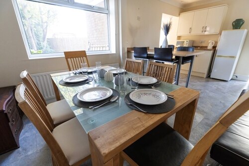 Charming 3-bedroom house with WiFi and free parking within compound in Thornaby