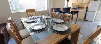 Charming 3-bedroom house with WiFi and free parking within compound in Thornaby