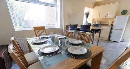 Charming 3-bedroom house with WiFi and free parking within compound in Thornaby