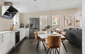 Kühlschrank, Mikrowelle, Herdplatte, Geschirrspüler