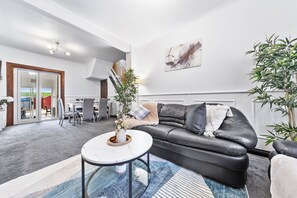 Smart TV - Specious 4 bedroom home/Garden/Free Private Parking/Near Central London! (Greater London)