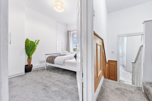4 bedrooms, desk, iron/ironing board, free WiFi
