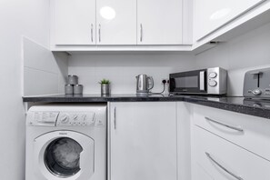 Private kitchen - Specious 4 bedroom home/Garden/Free Private Parking/Near Central London! (Greater London)