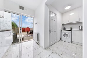 Interior - Specious 4 bedroom home/Garden/Free Private Parking/Near Central London! (Greater London)