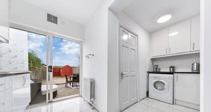 Specious 4 bedroom home/Garden/Free Private Parking/Near Central London!