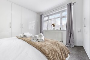 4 bedrooms, desk, iron/ironing board, free WiFi