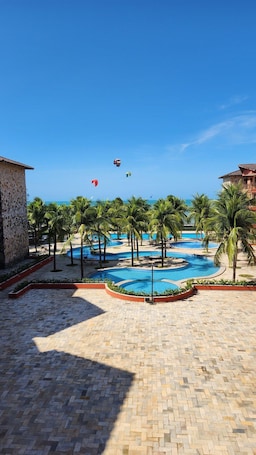 Piscina. Flat de 2 Quartos com Linda Vista-mar Pé-na-areia!