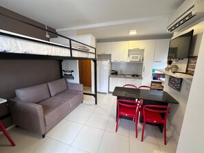 Living area - Moderno Flat com Piscina, Wifi 500mbps, Localizado a 350 Metros da Praia Boa Viagem (Recife)