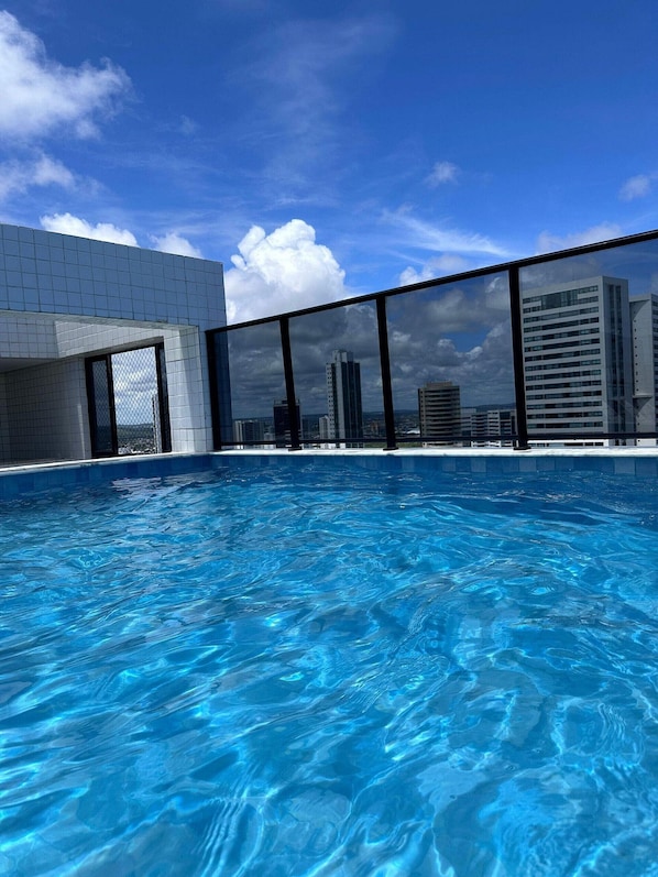 Pool - Moderno Flat com Piscina, Wifi 500mbps, Localizado a 350 Metros da Praia Boa Viagem (Recife)