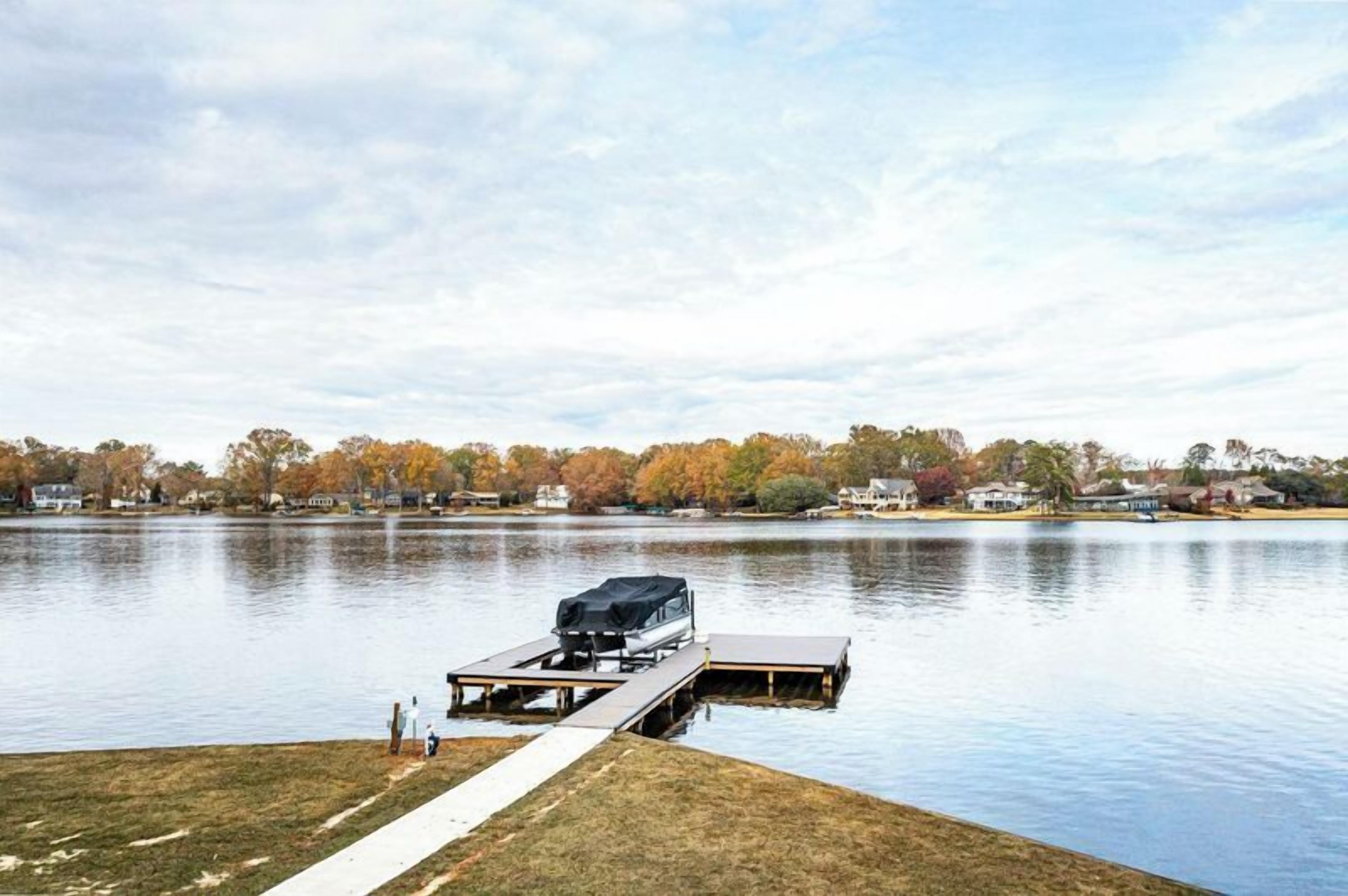 Une jetée au bord du lac, dotée d’un barbecue abrité et d’une remorque pour bateau.