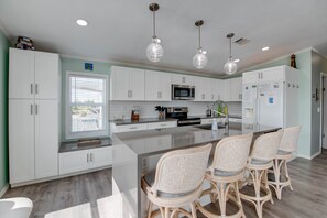 Fridge, microwave, oven, stovetop - Ocean Vue in Cudjoe Key 469 (Cudjoe Key)