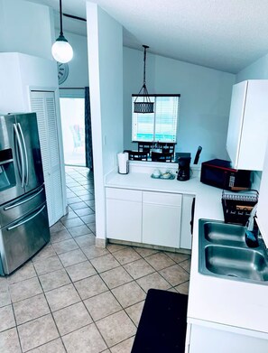 Kylskåp, mikrovågsugn, ugn och spishäll