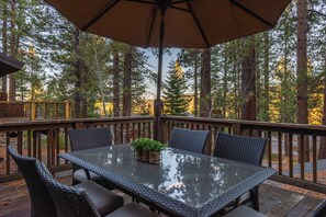 Outdoor dining - Cozy Northstar Home ~Northstar Mountain~ (Truckee)