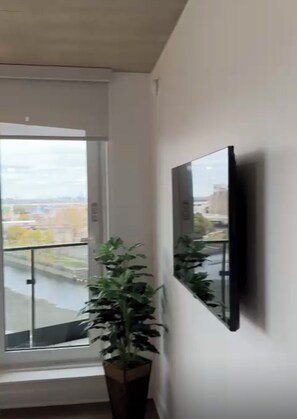 Interior - 1-Bed Luxury Condo with Canal Views in Griffintown, Montréal (Montréal)