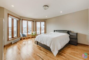 5 bedrooms, iron/ironing board, WiFi, bed sheets - Luxurious home with indoor pool and spa (Brossard)