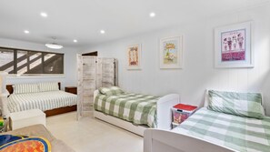 4 bedrooms, iron/ironing board, WiFi - Beachside Family Haven (Inverloch)