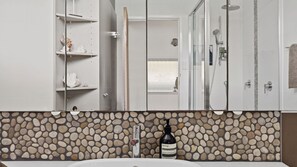 Shower, hair dryer - Beachside Family Haven (Inverloch)