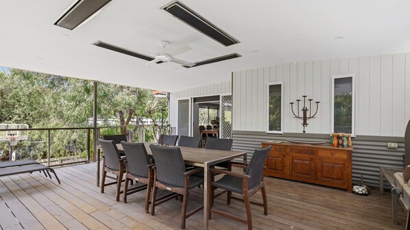 Outdoor dining - Beachside Family Haven (Inverloch)