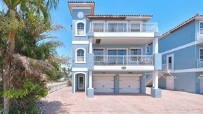 Exterior - Island Living Awaits at Sand Dollar Villa Three Bedroom/Two Bath STEPS from GULF BEACHES!! (Bradenton Beach)