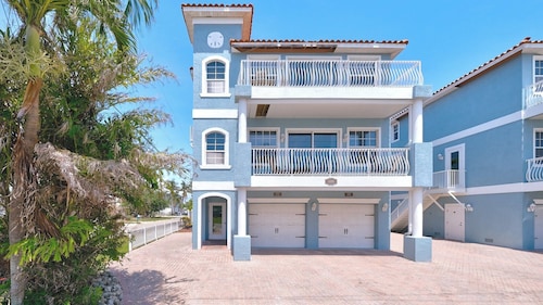 Island Living Awaits at Sand Dollar Villa Three Bedroom/Two Bath STEPS from GULF BEACHES!!