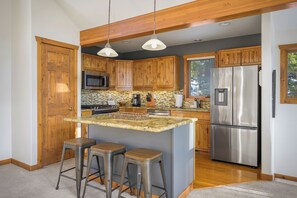 冷蔵庫、電子レンジ、オーブン、コンロ