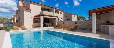 Et oppvarmet basseng