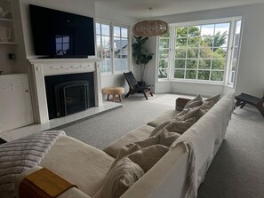 TV - Poolside Getaway on Napier Hill (Napier)