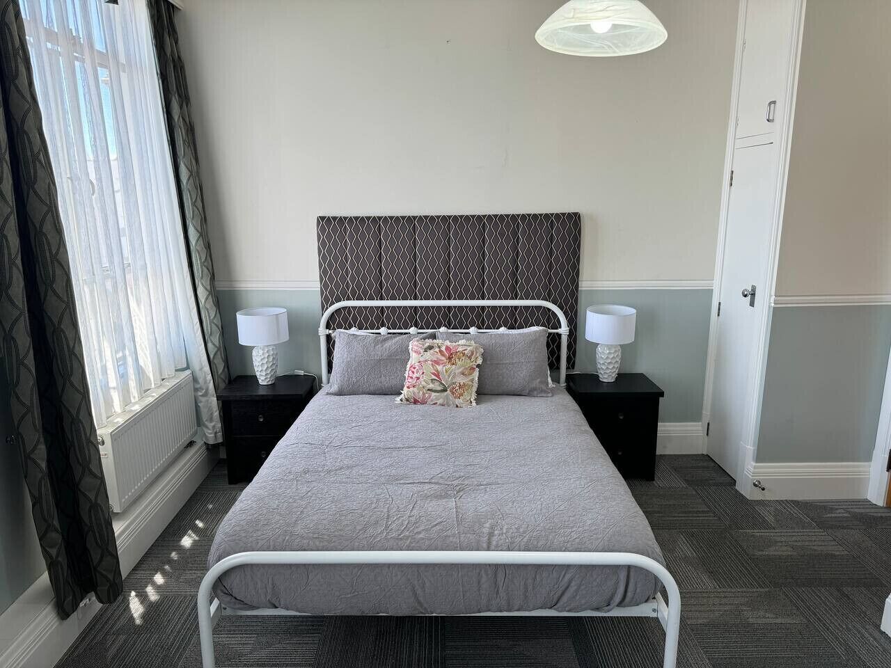 Tabla de planchar con plancha, wifi y ropa de cama 