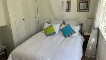 2 bedrooms, iron/ironing board, WiFi, bed sheets