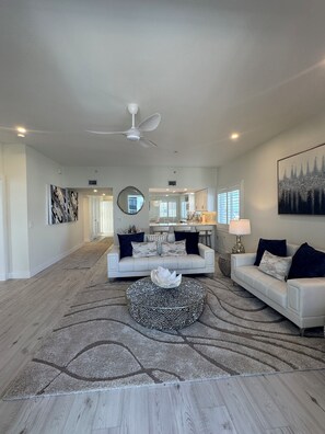 Living area - GORGEOUS PENTHOUSE-Best bayfront and gulf water views around! Ocean/Pool access! (Fort Myers Beach)