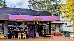 A cafe and bakery named 'The Mulberry Tree' with outdoor seating. - Hill View Cottages – Sail A & Sail B in Picturesque Nannup (Nannup)