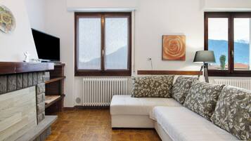 Een televisie en een open haard