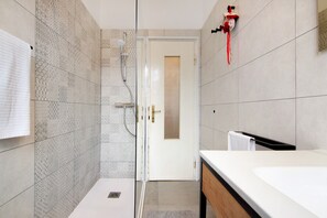 Shower, hair dryer, towels - Apartment 'Palma's House' with Lake View, Private Terrace and Wi-Fi (Dongo)