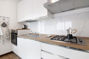 Fridge, oven, stovetop, dishwasher