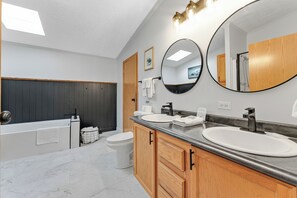 Douche, sèche-cheveux, serviettes fournies