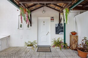 Exterior detail - Room 'Quarto 3 - Jorge Galinheiro' with Mountain View, Shared Garden and Wi-Fi (Mamouros)