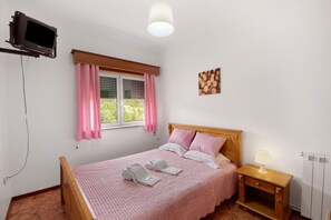 1 bedroom, free WiFi, bed sheets - Room 'Quarto 3 - Jorge Galinheiro' with Mountain View, Shared Garden and Wi-Fi (Mamouros)