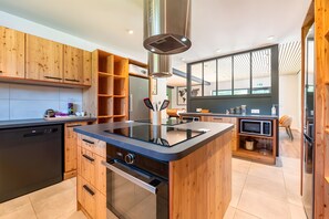 Een koelkast, een microgolfoven, een oven, een kookplaat