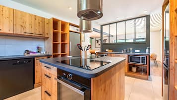 Een koelkast, een magnetron, een oven, een kookplaat