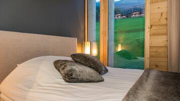 5 bedrooms, iron/ironing board, free WiFi