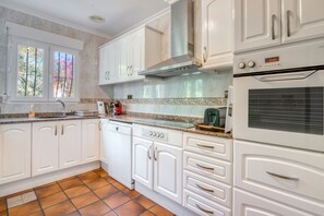 Réfrigérateur, micro-ondes, plaque de cuisson, cafetière/bouilloire