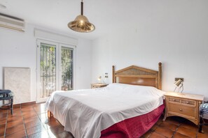 4 bedrooms, free WiFi, bed sheets - Holiday Home 'Vizcaya' with Mountain View, Wi-Fi and Air Conditioning (Dénia)