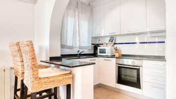 Jääkaappi, mikroaaltouuni, uuni, liesi