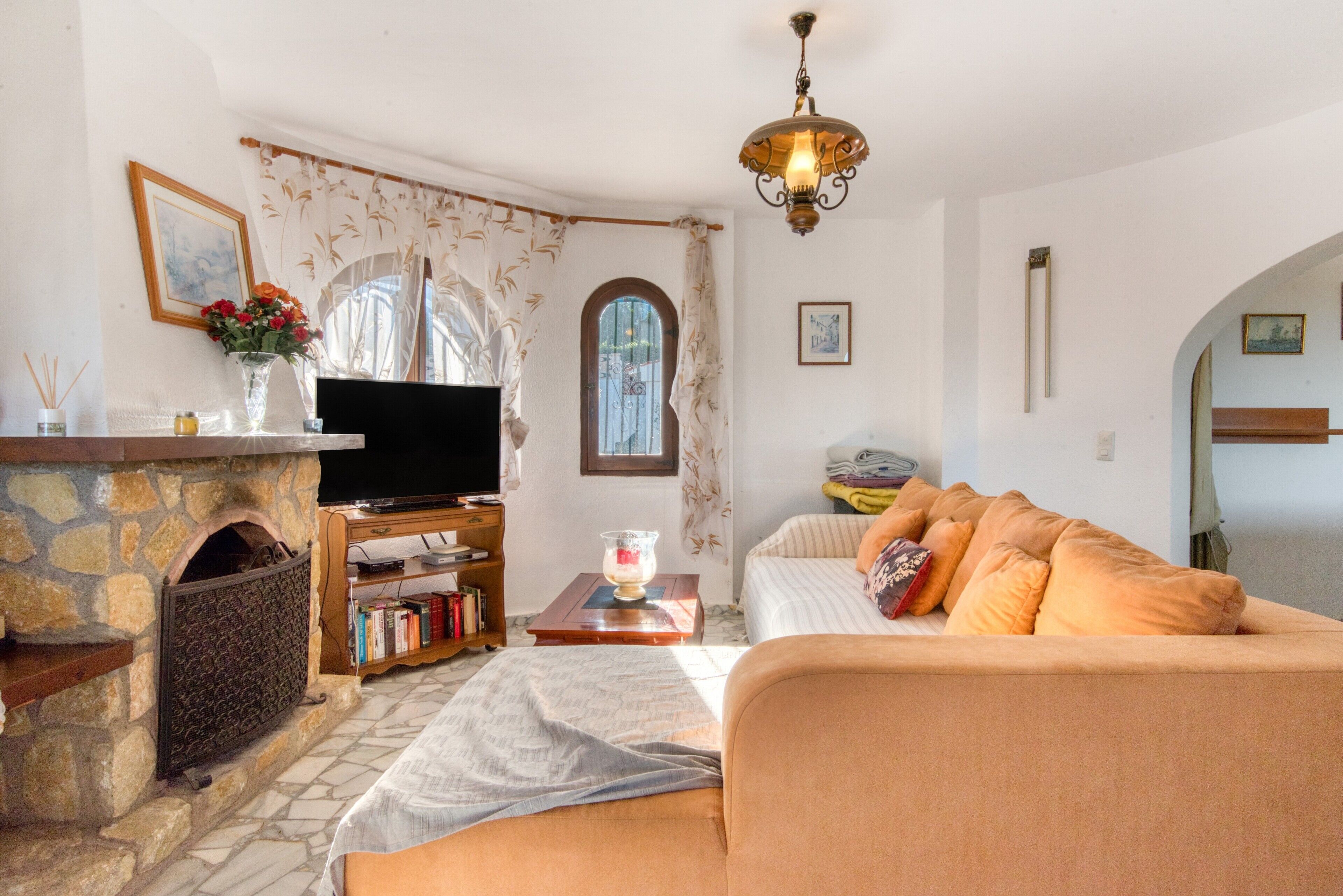 TV, fireplace