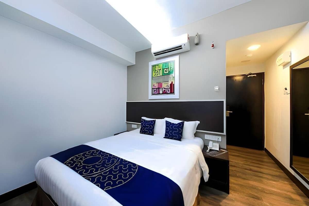 Standard Queen Room | Een kluis op de kamer, een bureau, geluiddichte muren, gratis wifi