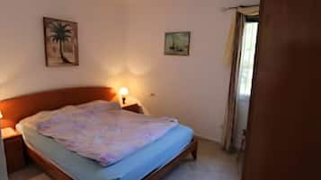 3 bedrooms, bed sheets